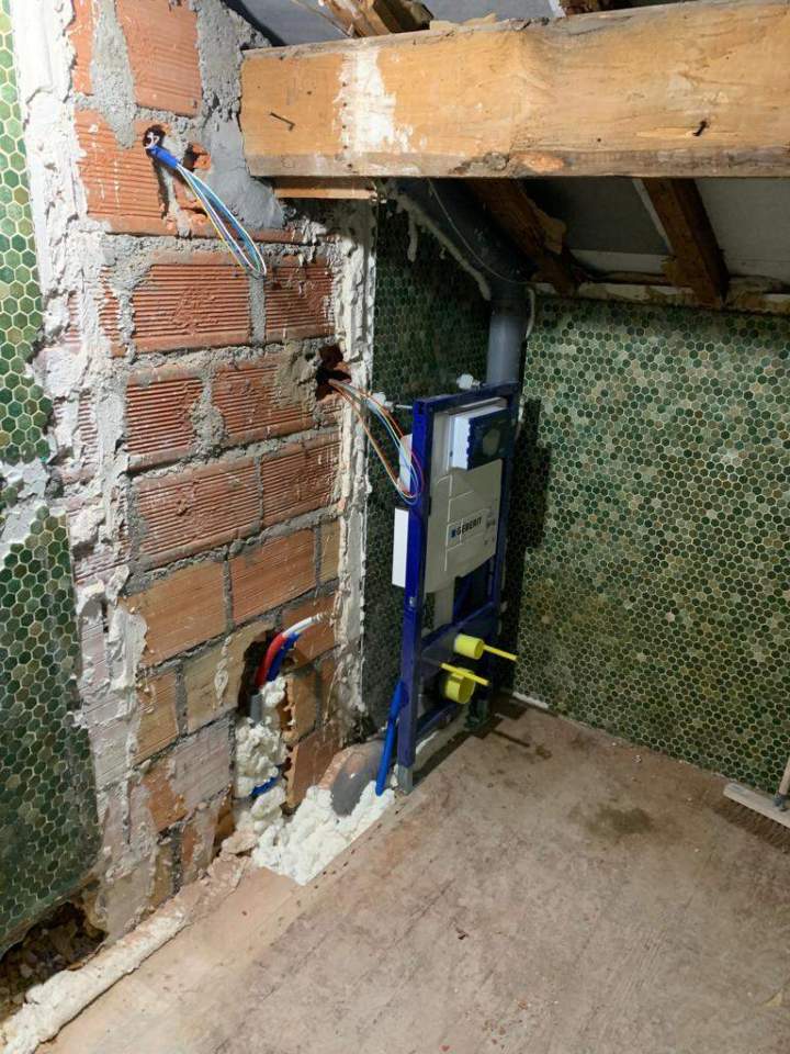 Bâti support de toilette suspendue en cours d'installation Montgeron