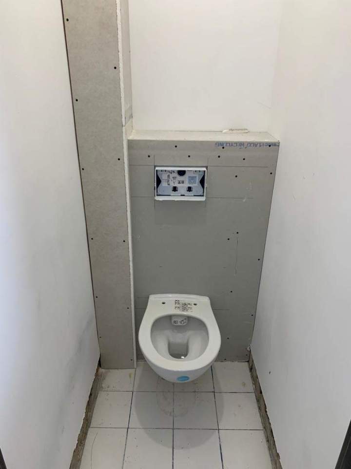 Coin toilettes avec WC suspendu Montgeron