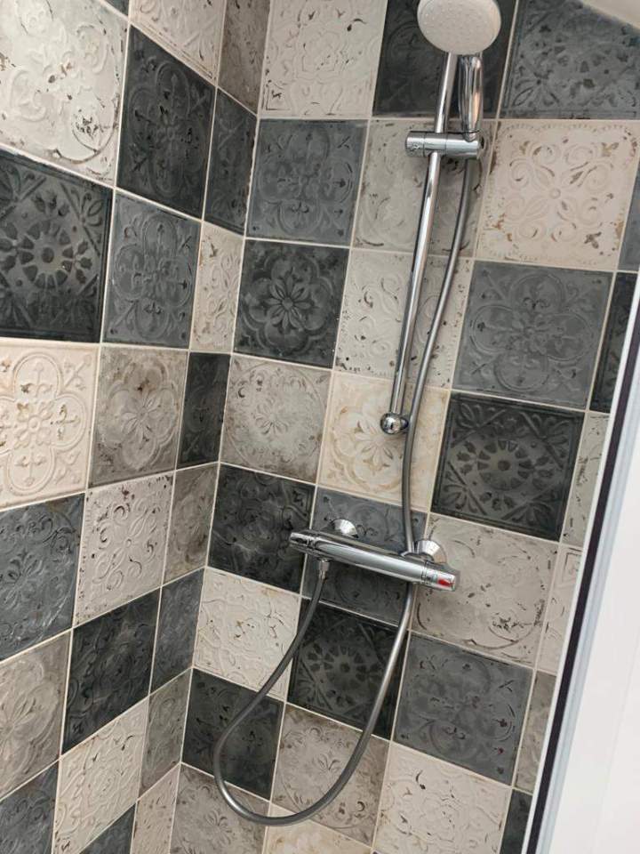 Colonne de douche avec un mitigeur thermostatique Montgeron