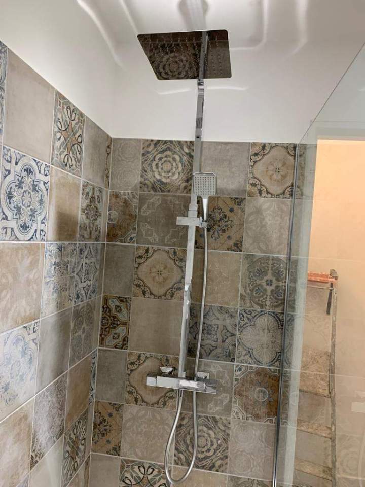 Installation de douche moderne Montgeron
