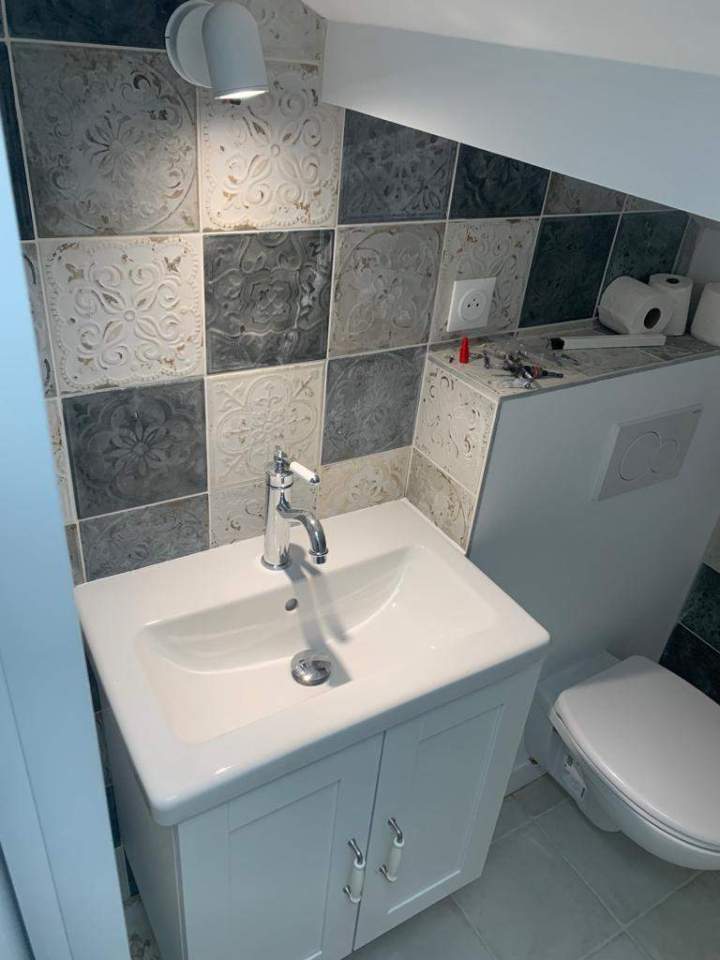 Meuble sous vasque avec un lavabo en céramique Montgeron