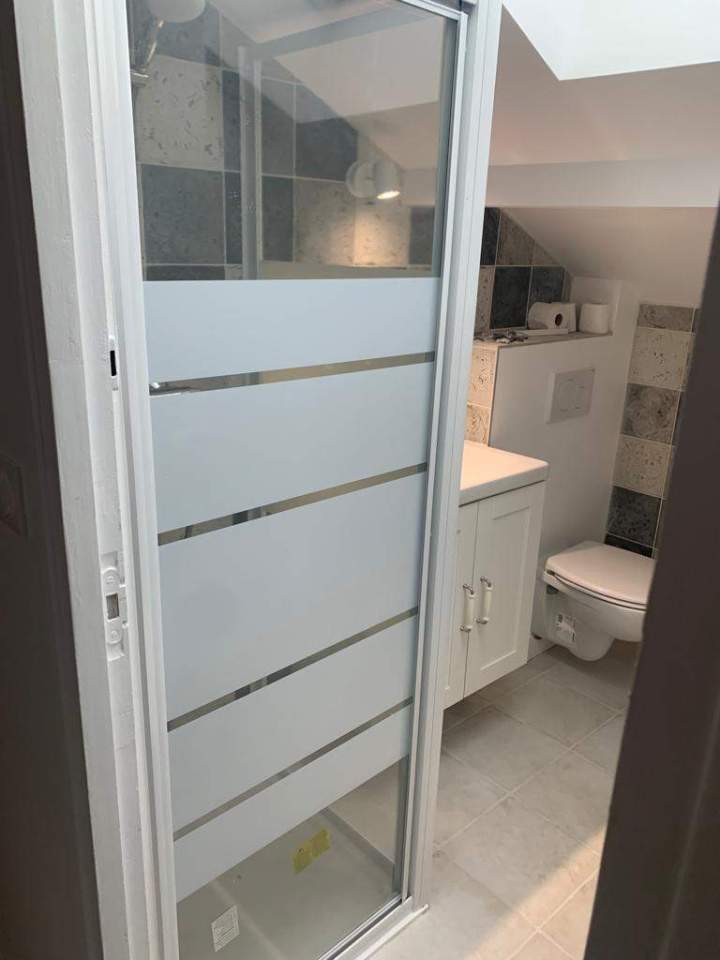 Porte de douche vitrée avec des bandes dépolies Montgeron
