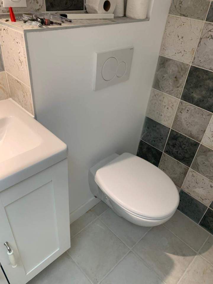 WC suspendu installé dans une salle de bain Montgeron